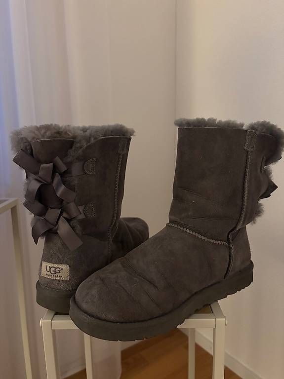 Scarpe da donna: Ugg Boots mit Schleife grau, Grosse 39 – Usato da Obergösgen venduto da Lulu_