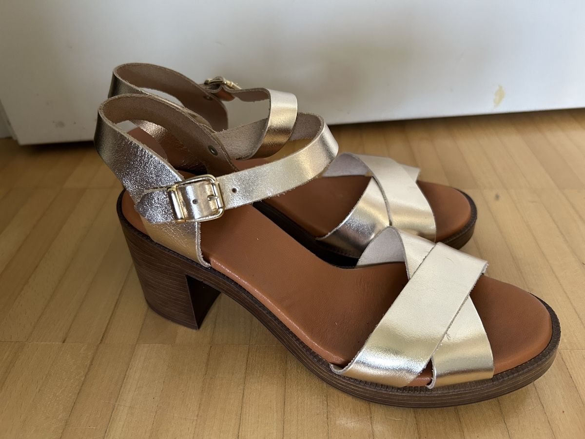 Scarpe da donna: Ledersandale Gold Grösse 40 – Usato da Frenkendorf venduto da helping5