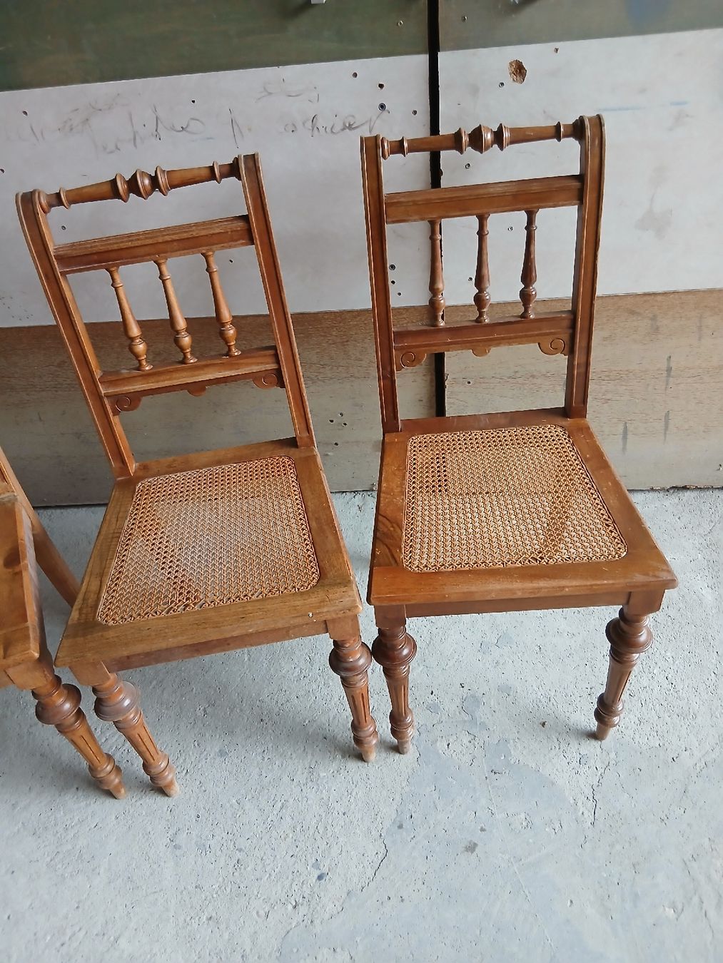 Sedie: 4 CHAISES L.PHILIPPE EN NOYER PARFAITE ÉTAT STABLE – Usato da Neuchatel venduto da NNeuchatel 2