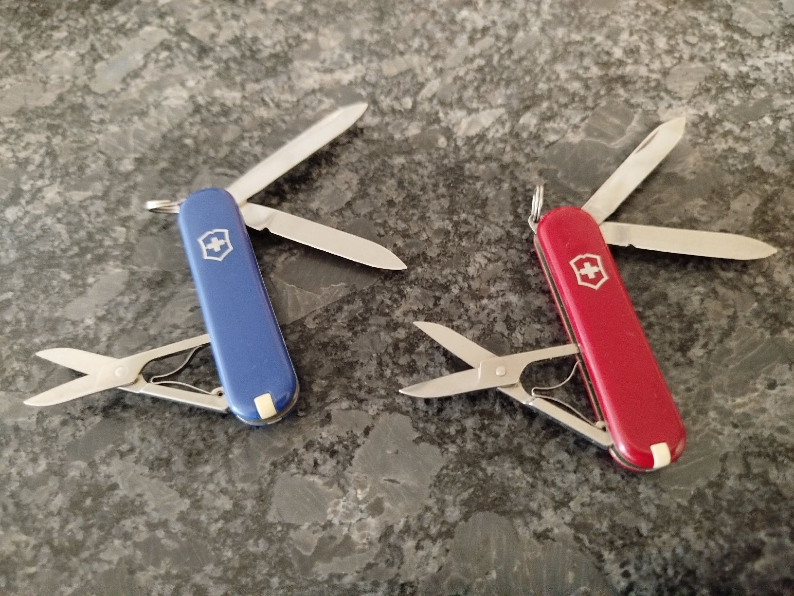 Victorinox Coltelli tascabile: 2 couteaux Suisse publicitaires – Usato da Genève venduto da Octo-puces