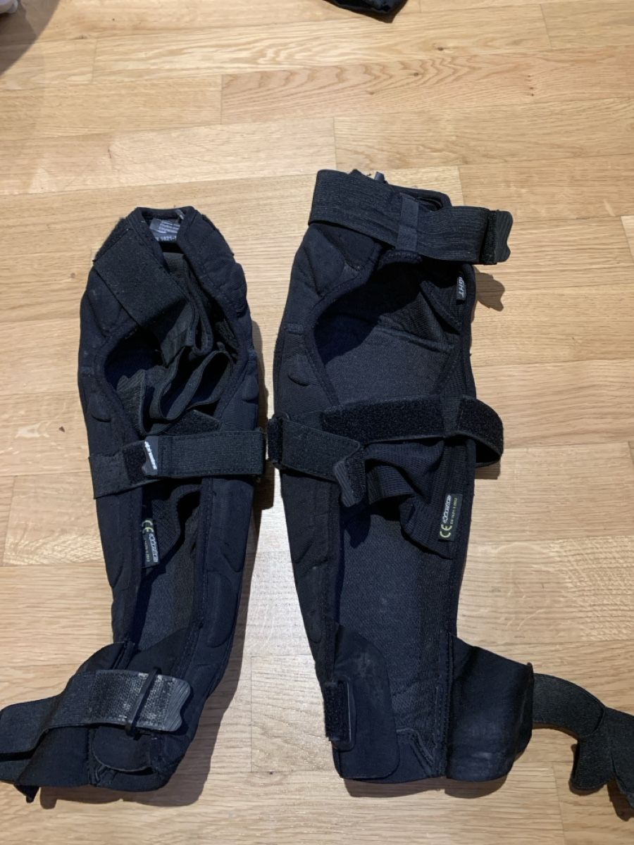 Alpinestars Protezioni & Imbottiture: Alpinestars Vector Pro Knieprotektoren Gr. S/M,  – Usato da Bern venduto da Chillaui 1