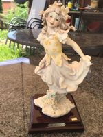G. Armani Porzellanfigur Dame mit Blumen auf Holzsockel 28cm