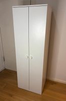 Der Schrank hat eine Kleiderstange und einen Einlegeboden. 