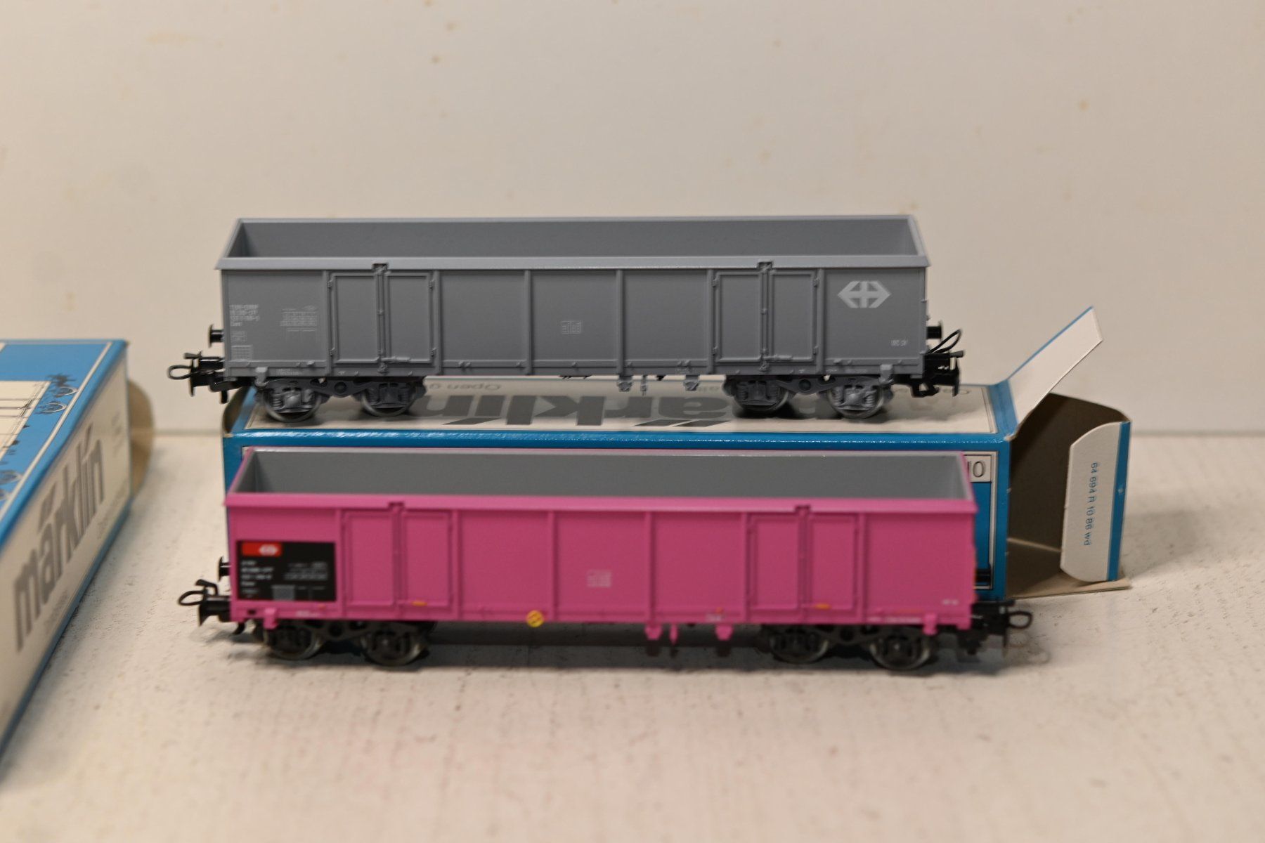 Märklin Modellini di ferrovie: Marklin H0/AC  2 Eaos  SBB Grau/Pink mit OVP – Usato da Laupen ZH venduto da Zmoewe