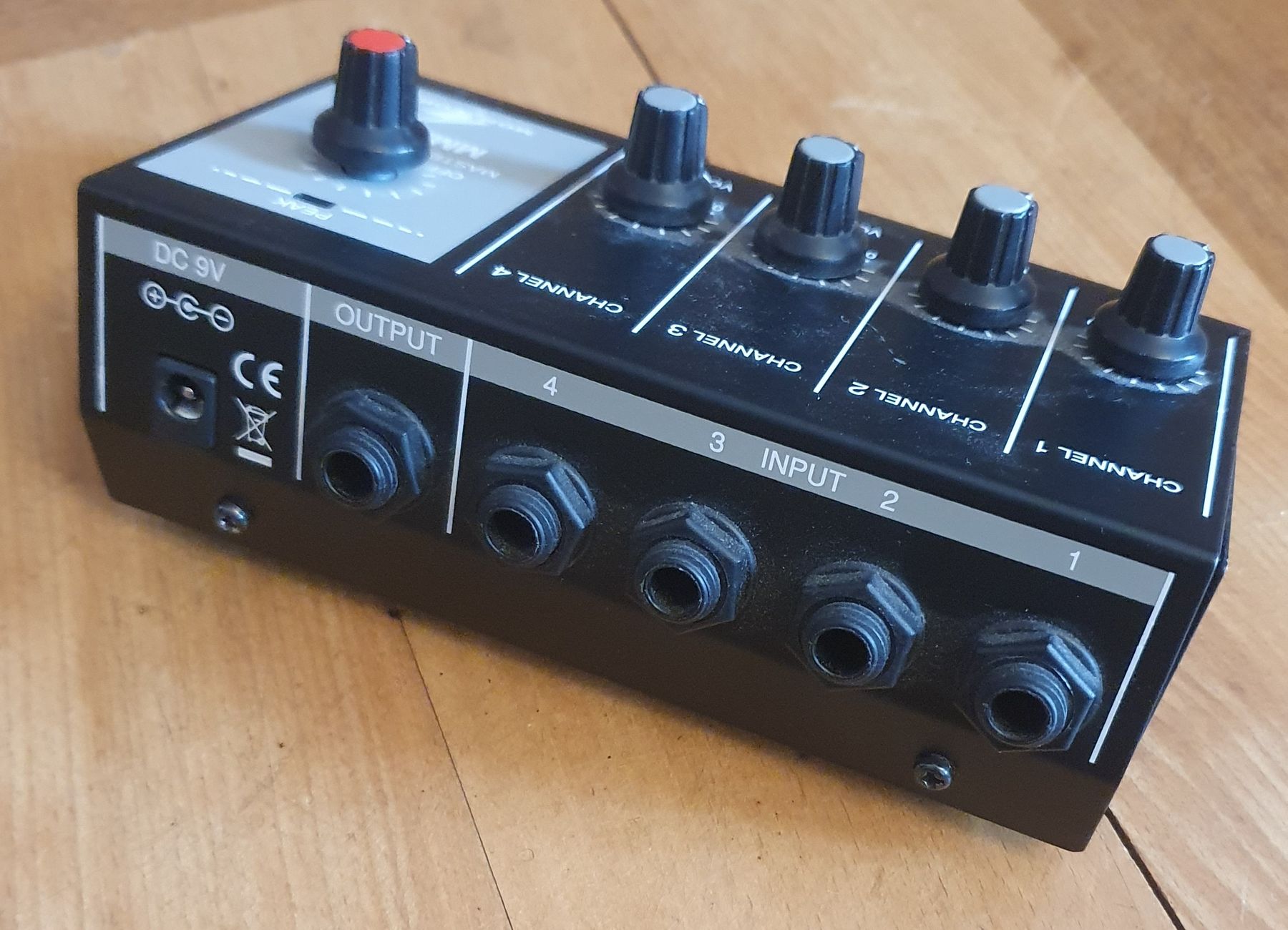 Monacor Console di mixaggio: MONACOR MMX-4 Mikrofonmischer – Usato da Pfäffikon ZH venduto da edwinstarr1 1
