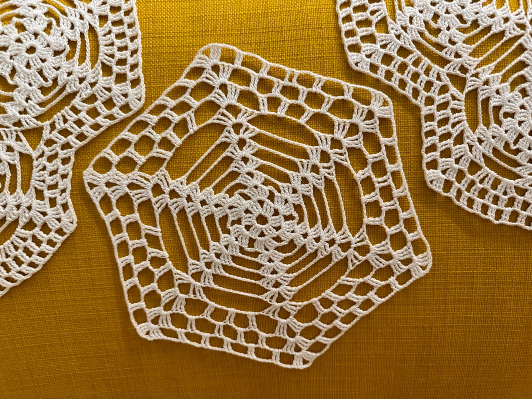 Coperte: Häkeldeckchen Spinnennetz – Usato da Zürich venduto da ThaliaL 7