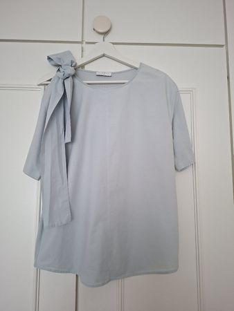 Top Sandro Paris gris clair / bleu pastel à nœud – Taille 2 