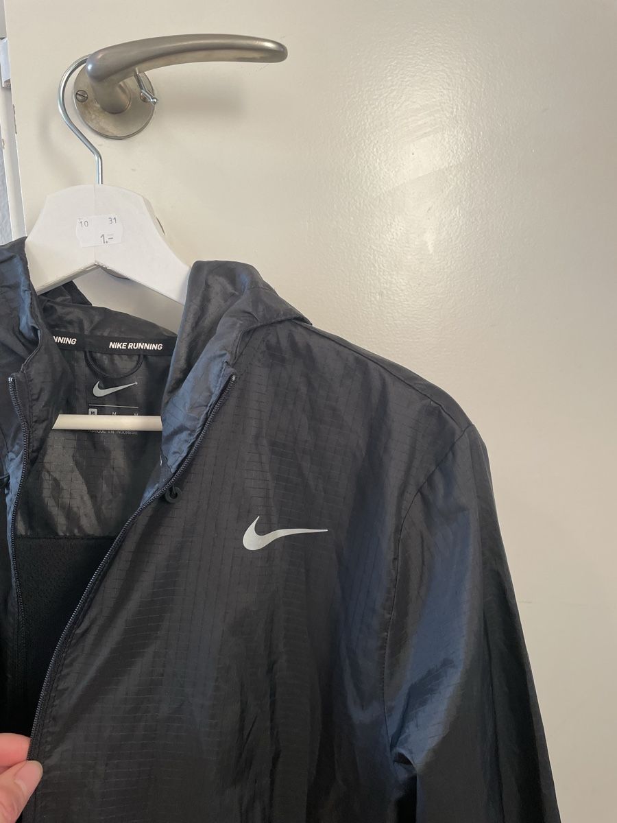 Nike Vestes: Nike Running Jacke – D'occasion à Zürich par JuliaSteinmann 1