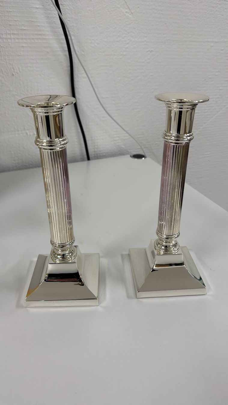 Portacandele: Elegant Aluminun -Plated Candlesticks with Ribbed Design – Usato da Gsteig b. Gstaad venduto da Auctionly