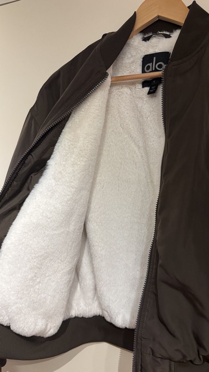 Alo Yoga Jacken: Alo Yoga Winter Jacket – Gebraucht aus Grosshöchstetten von 532_9cyd 4