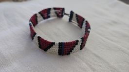Braccialetto rigido realizzato con perline multicolore