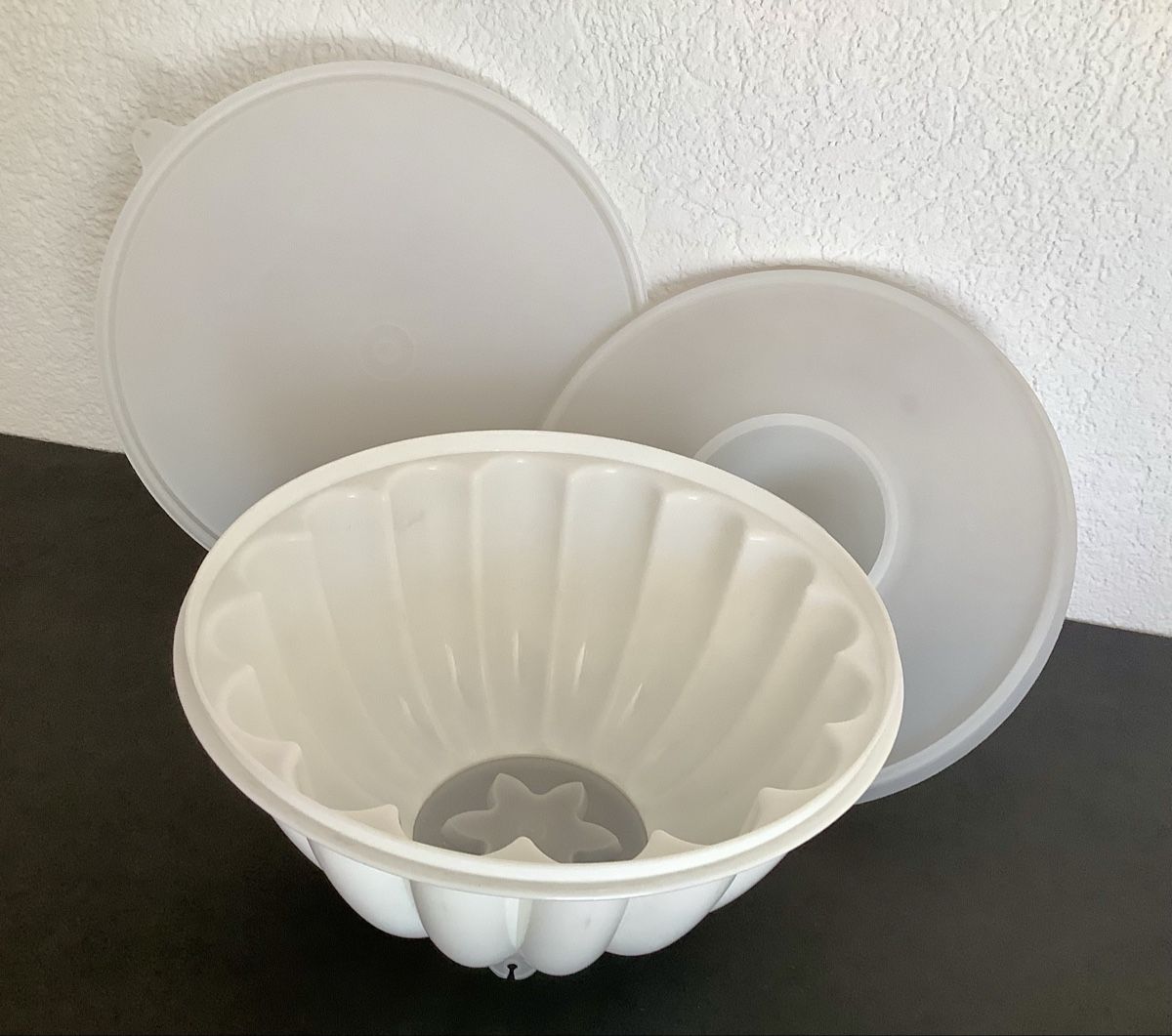 Tupperware Behälter & Ähnliches: Tupperware Gelee Form mit Deckel Kunststoff Weiss gebraucht – Gebraucht aus Züberwangen von benjause 1