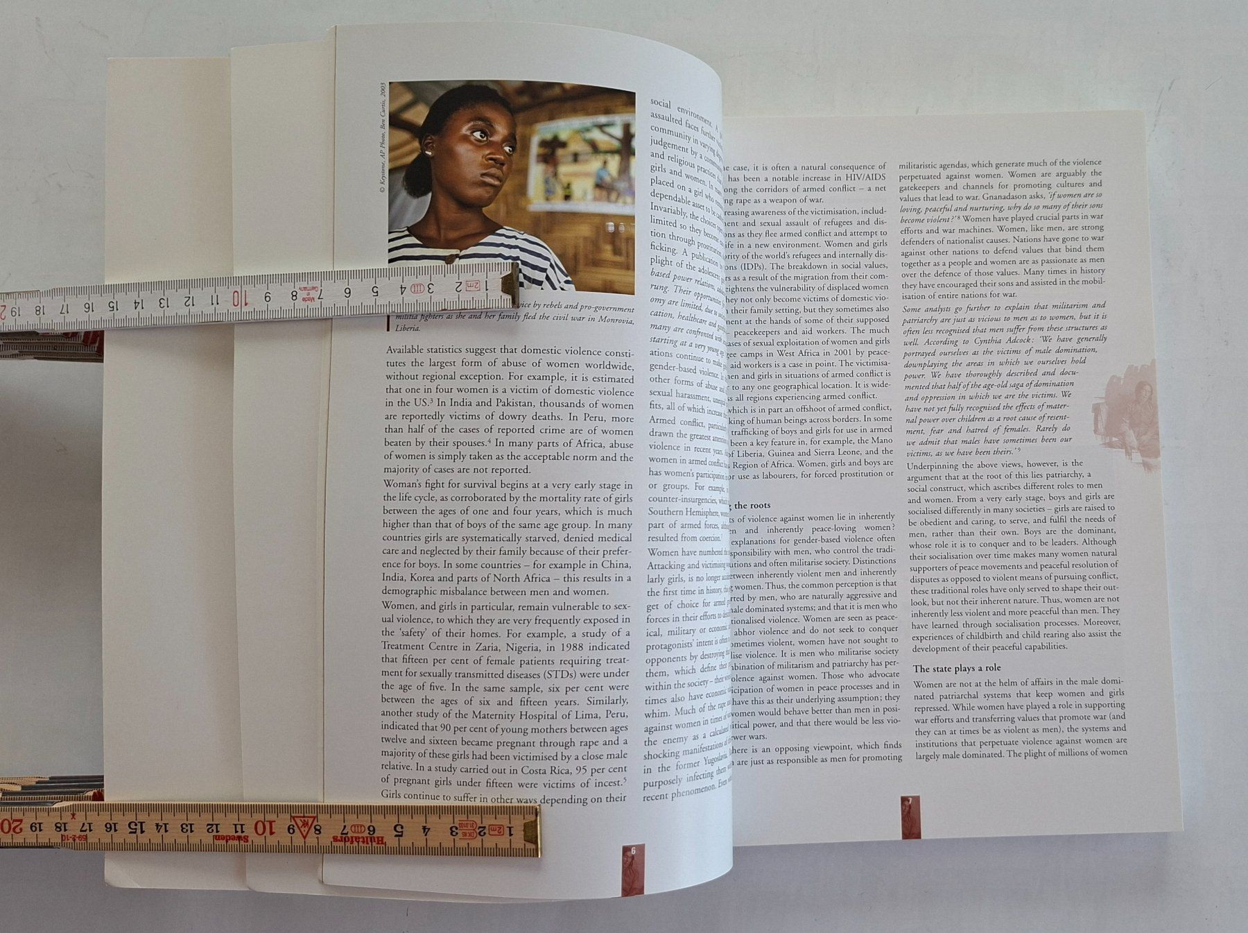 Libri: Women in an Insecure World Buch – Usato da Opfikon venduto da Diversamente 3