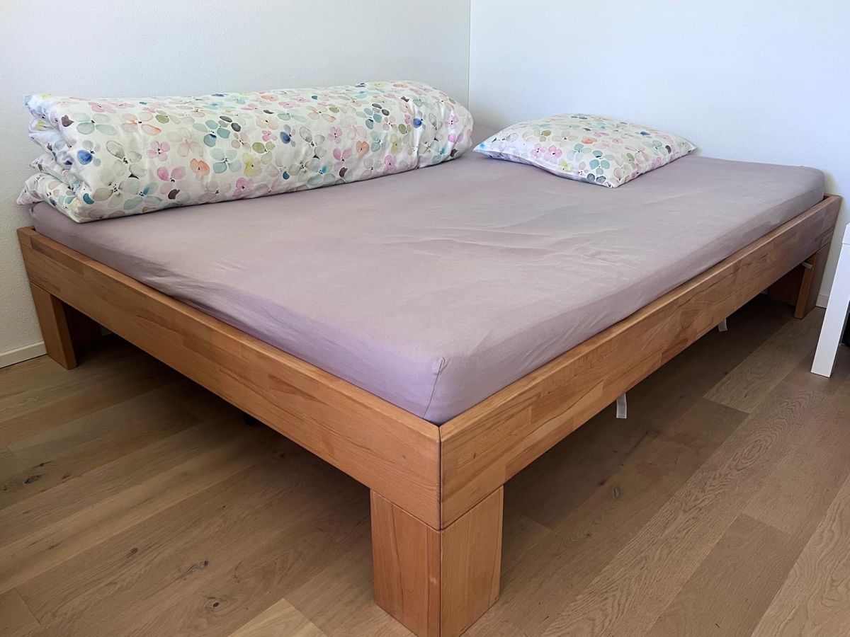 Betten: Bett - Nussbaum-Holz – Gebraucht aus Steinhausen von Oberli80