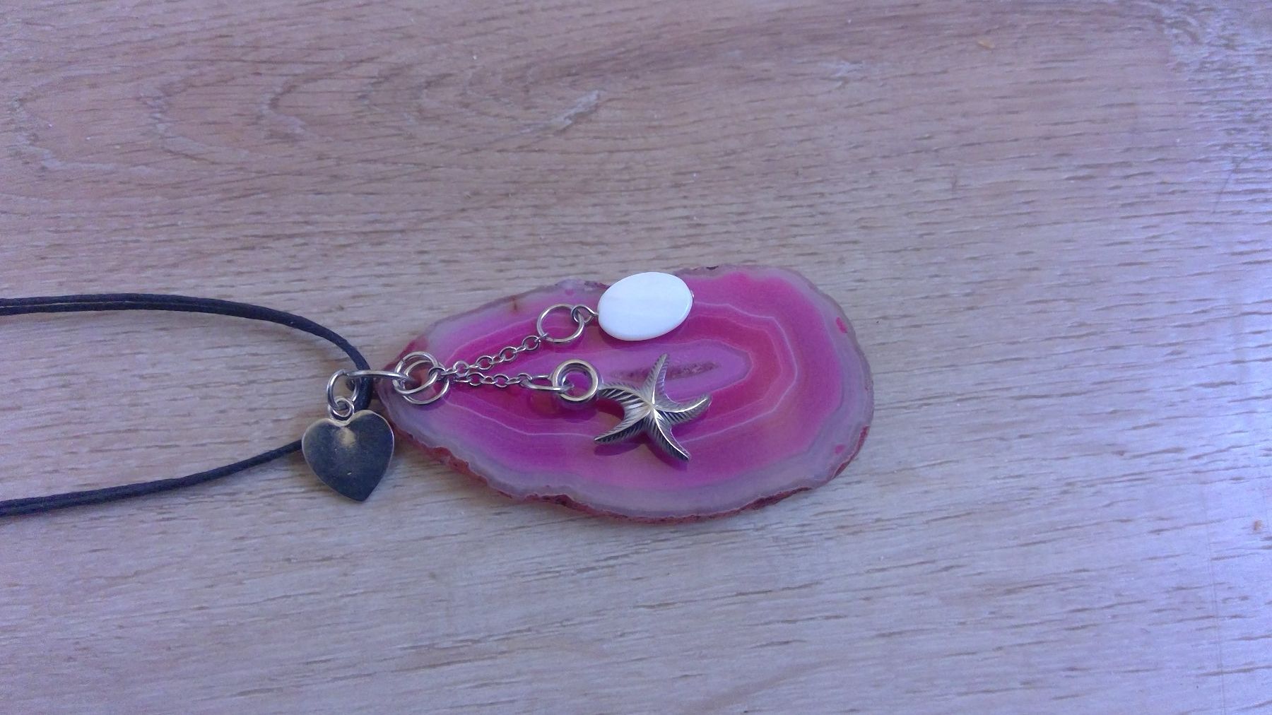 Colliers: Collier sautoir avec Agate rose & breloques, NEUF – Neuf avec emballage d'origine à Agiez par chouchanelle 2