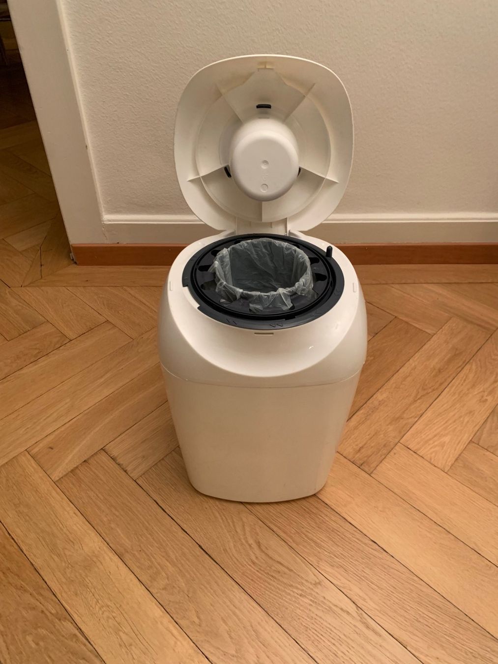 Tommee Tippee Abfalleimer: Sangenic twist & click nappy bin – Gebraucht aus Zürich von  3