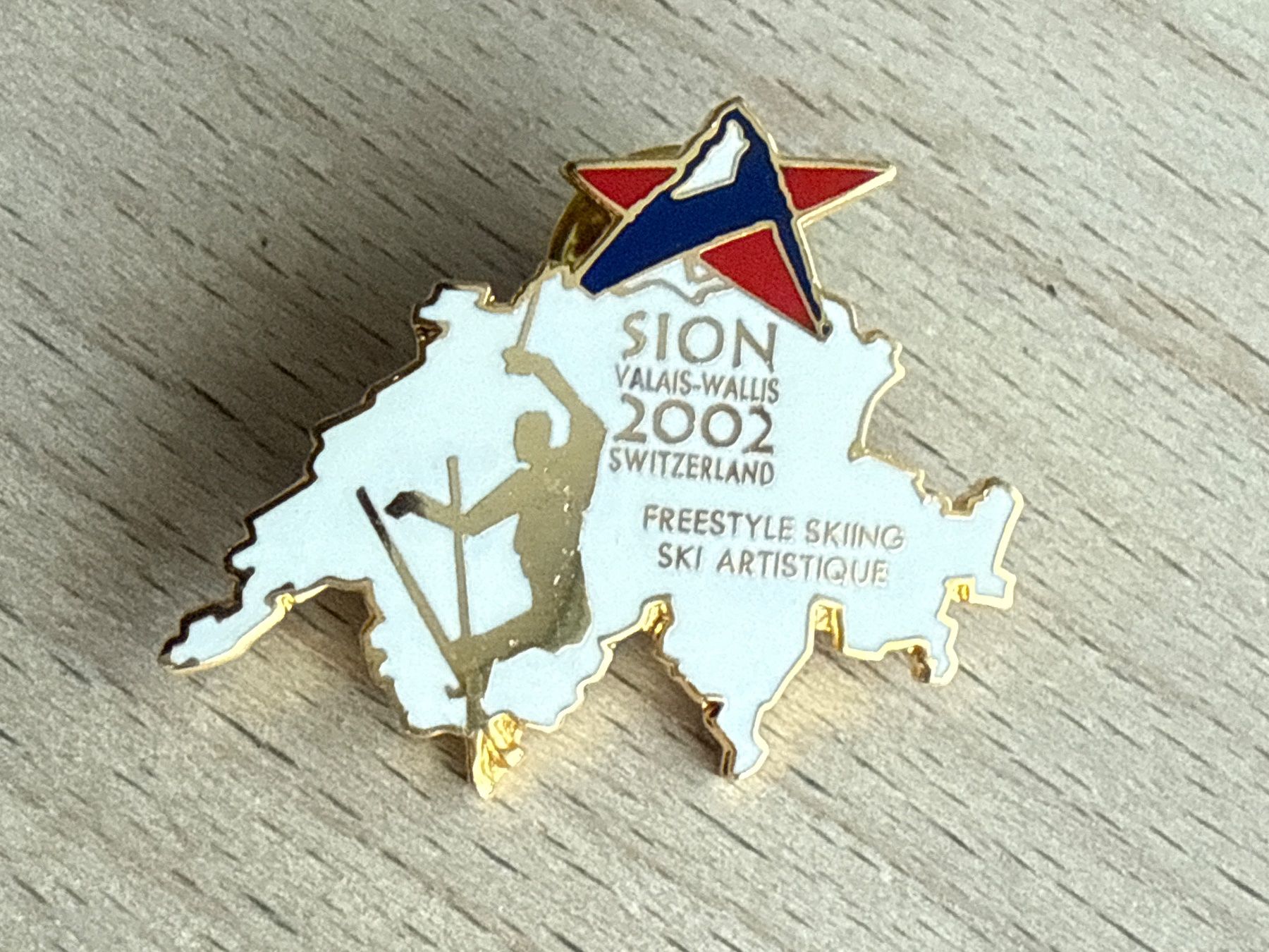Plaquettes & Badges: Pin Sion Wallis 2002 Freestyle Skiing – D'occasion à Glattbrugg par Schweigmatt