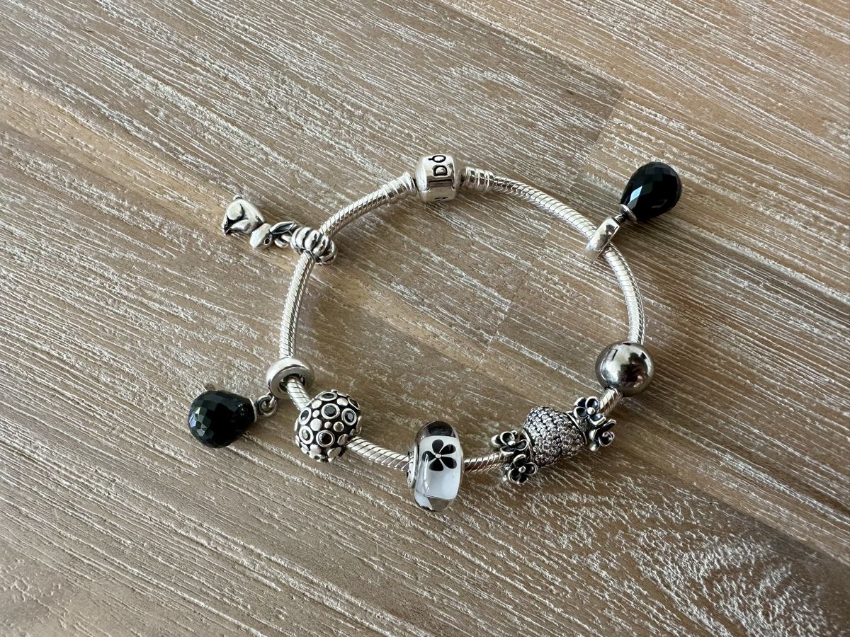 Pandora Bracciali & Braccialetti: Pandora Armband mit Charms – Usato da Kleinandelfingen venduto da Elader 1