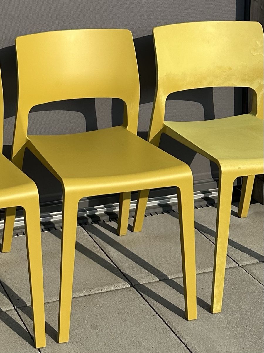 Stühle: Four Yellow Plastic Chairs Used Condition – Gebraucht aus Wädenswil von puh_n8wy 2
