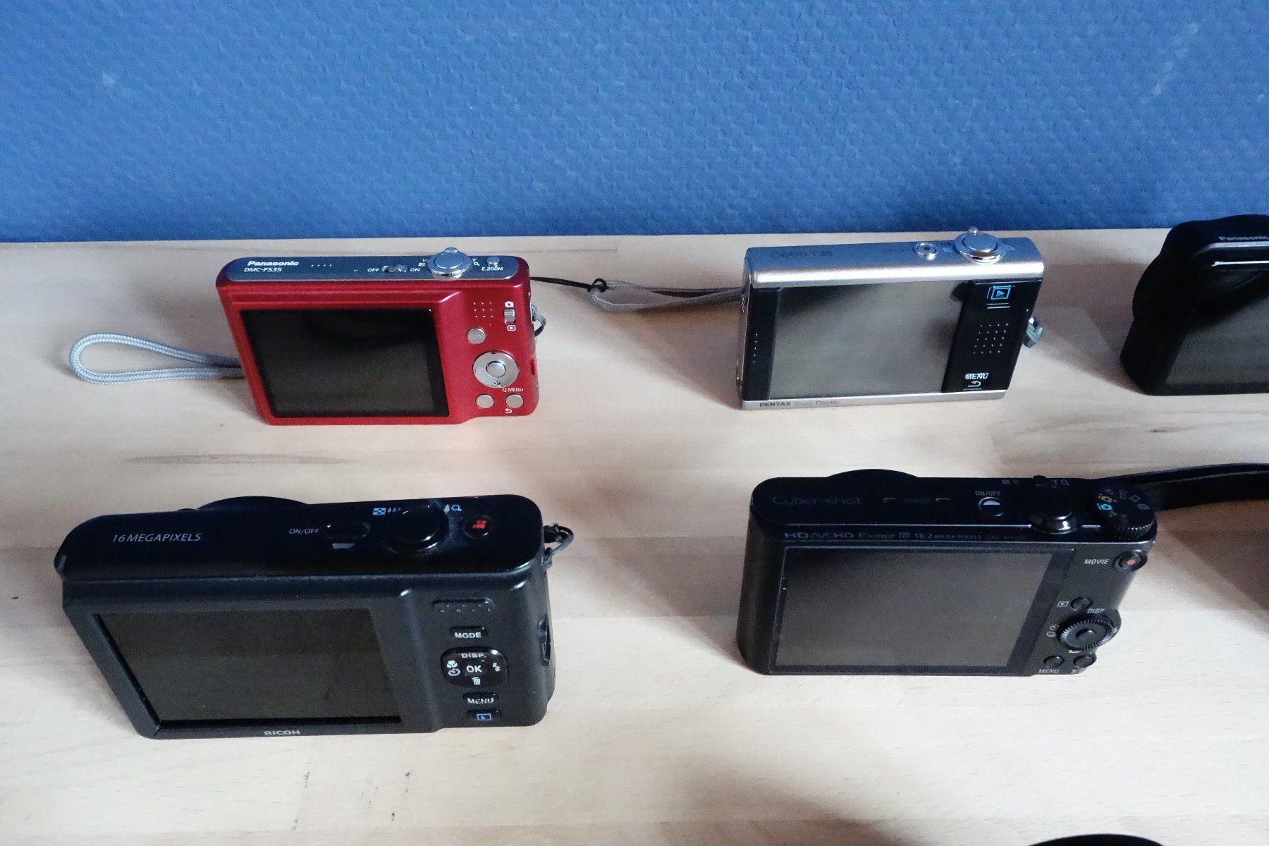 Sony Kamera: Lot de 8 appareils photo avec accessoires – Defekt aus La Rippe von Kopernic 4
