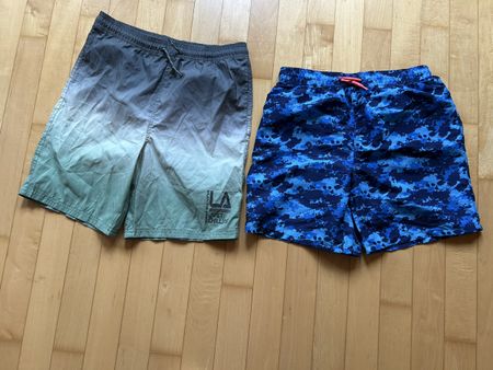 Für Jungs: 2 verschiedene Badeshorts, Gr.170/176