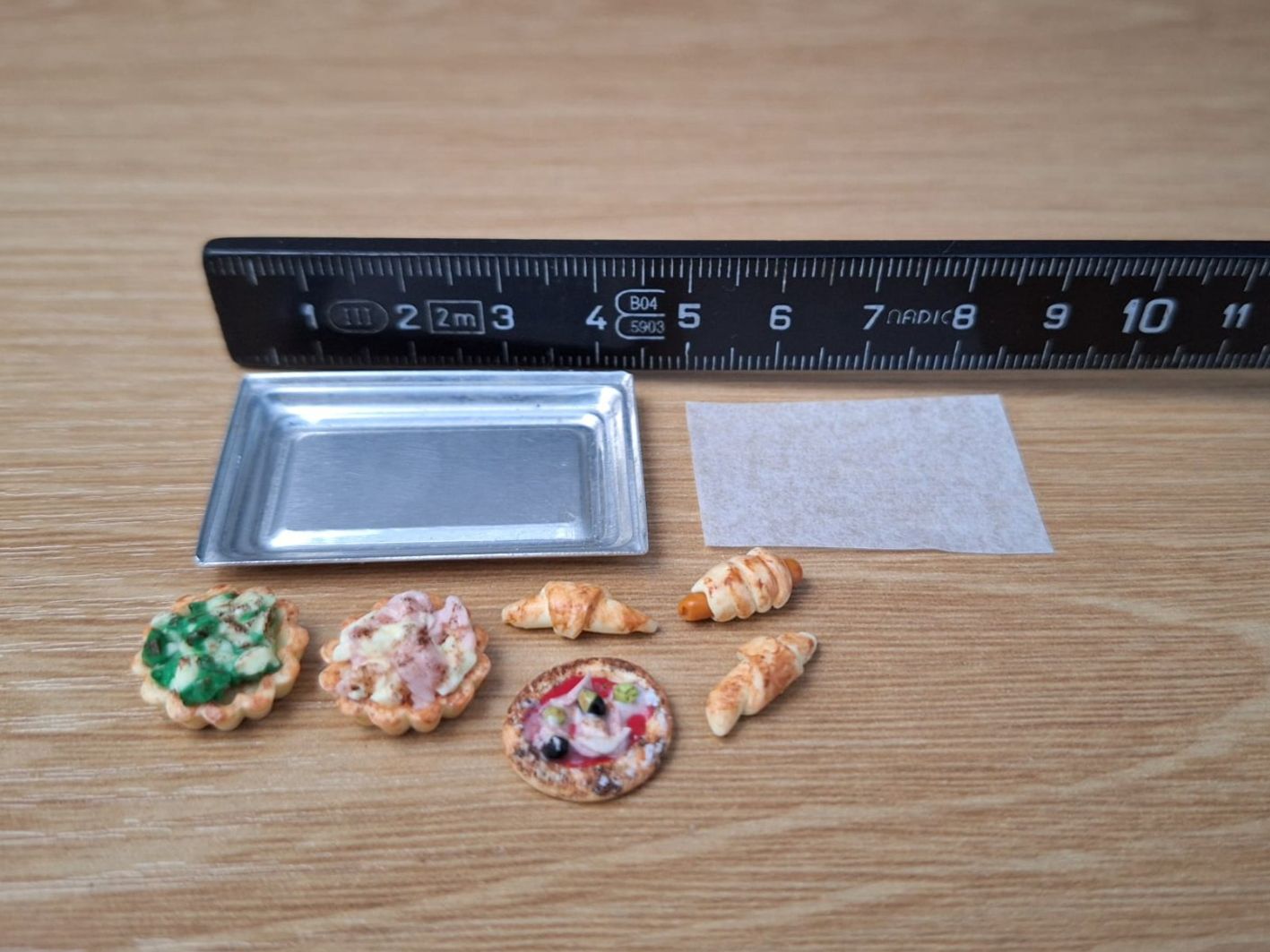 Case e mobili per bambole: Backblech mit Apero Gebäck Handgemacht – Nuovo (secondo la descrizione) da Zürich venduto da HandmadeTinyFood 1