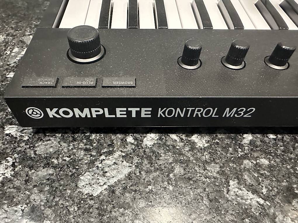 Strumenti musicali: KOMPLETE Kontrol M32 midi controller – Usato da St. Urban venduto da Meisterjonas