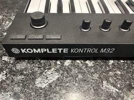 KOMPLETE Kontrol M32 midi controller