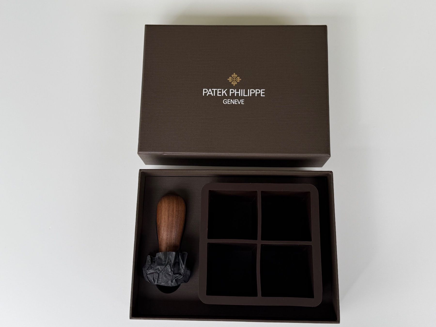 Patek Philippe Uhren: Rare Patek Philippe Ice Cube Tray & Branding Stamp Set – Neu (gemäss Beschreibung) aus Luzern von Cabriolet 2