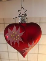 Roter Herzanhänger aus Glas mit Blumenornamenten