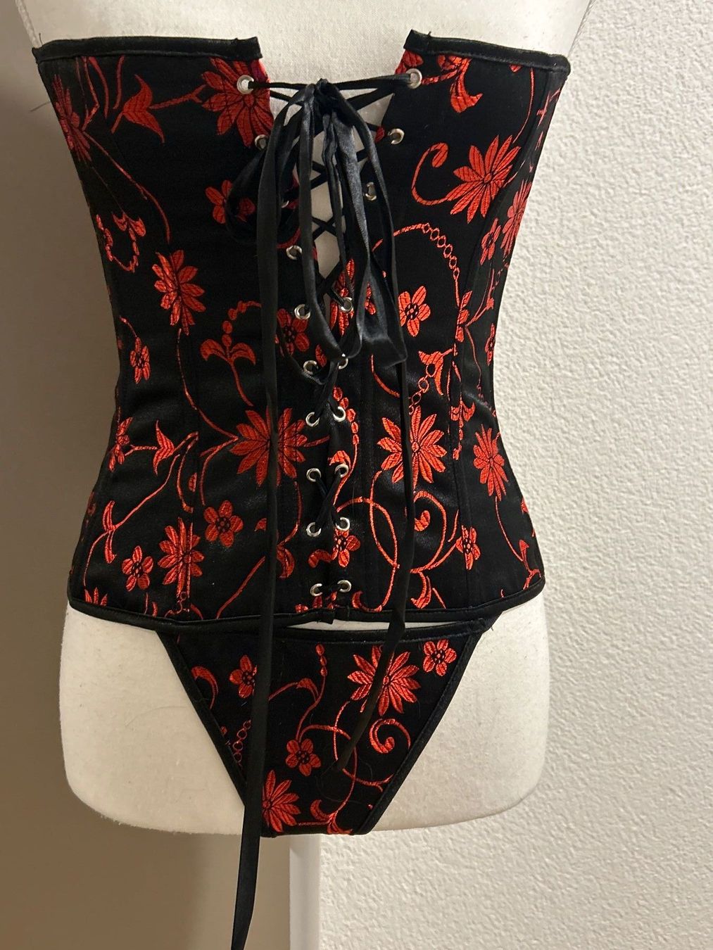 Altra biancheria intima: Dessous Set schwarz mit rotem Muster – Usato da Brunnen venduto da Nala2929 1