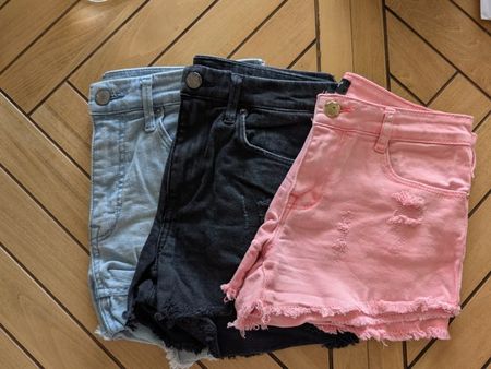 3 Jeansshorts Damen pink, schwarz, hellblau in Grösse 36