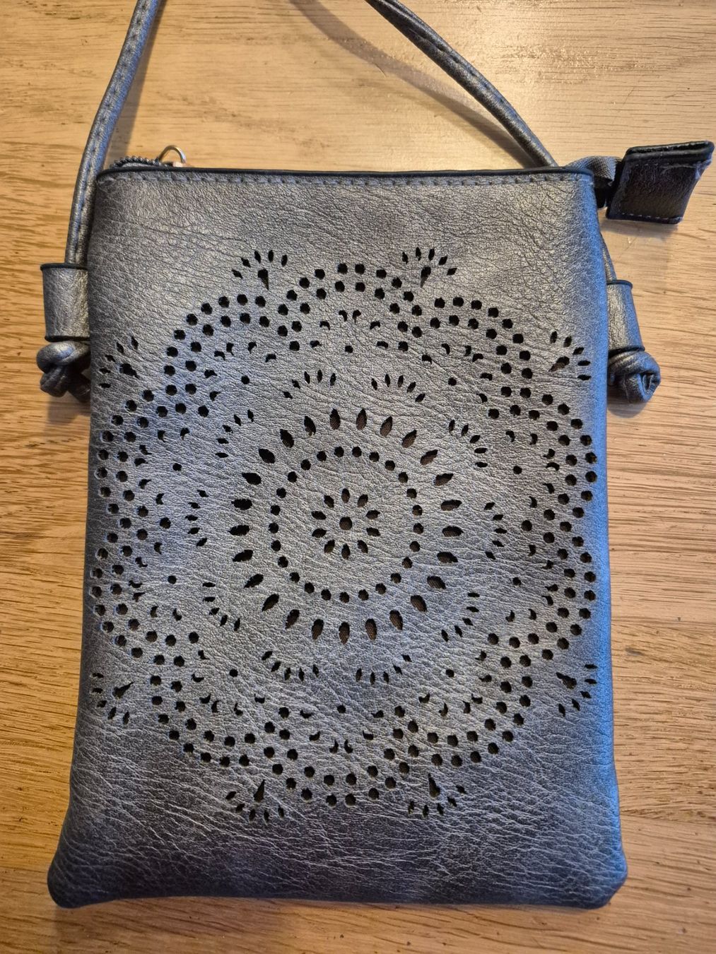 Taschen für Damen: Umhängetasche grau mit Lochmuster – Gebraucht aus Rüfenacht BE von Clarafi 1