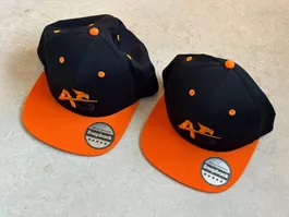 Snapback Cap schwarz/orange (2 Stk.)