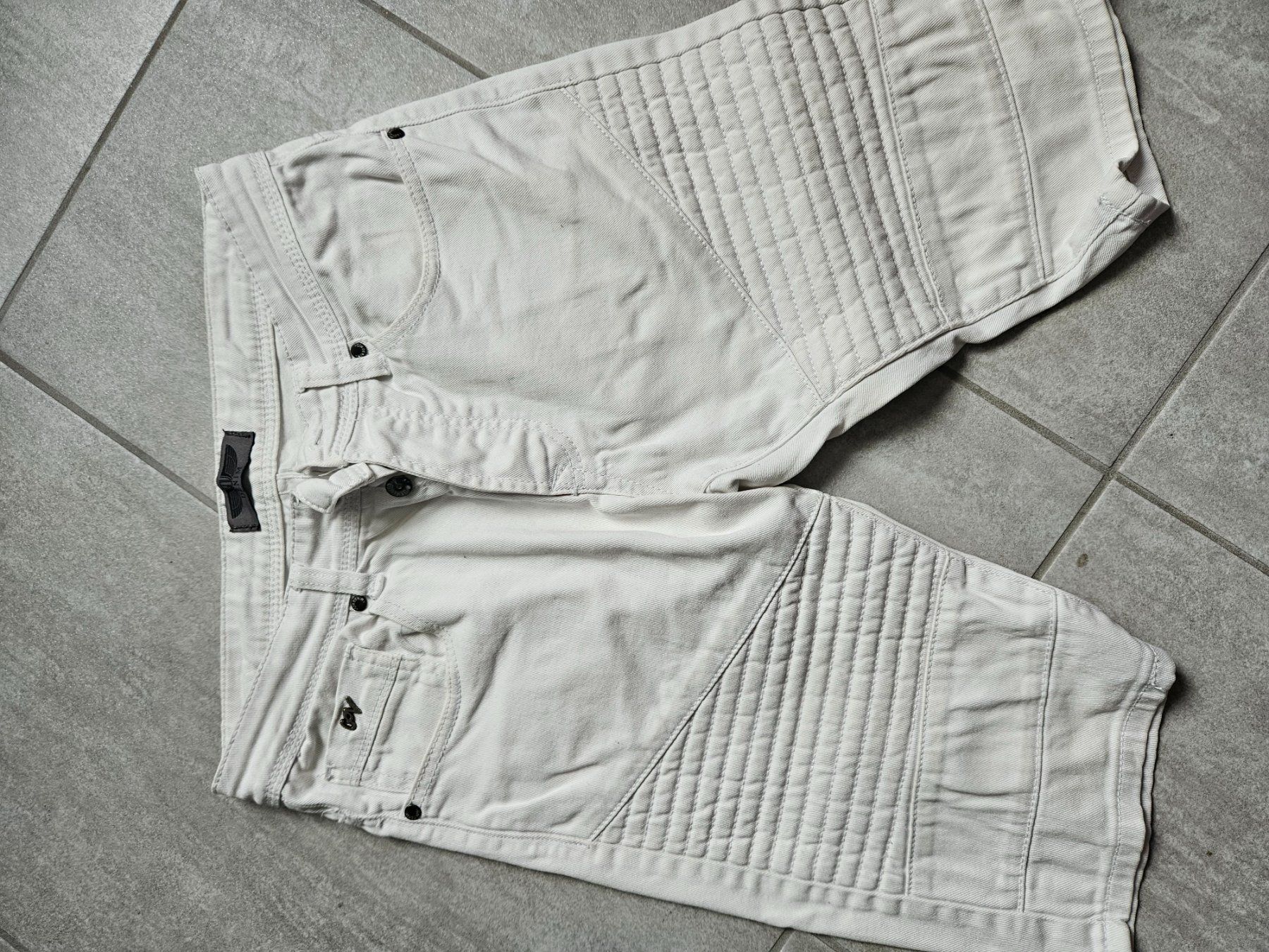 Jeans: Weisse Jeans Shorts Grösse M – Usato da Unterkulm venduto da Sani78
