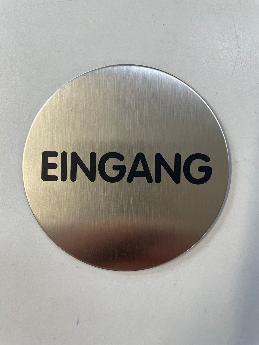 Insegne: Türschild mit Piktogramm "Eingang" Ø83mm – Nuovo e nell'imballaggio originale da Uetendorf venduto da PREBENA_AG