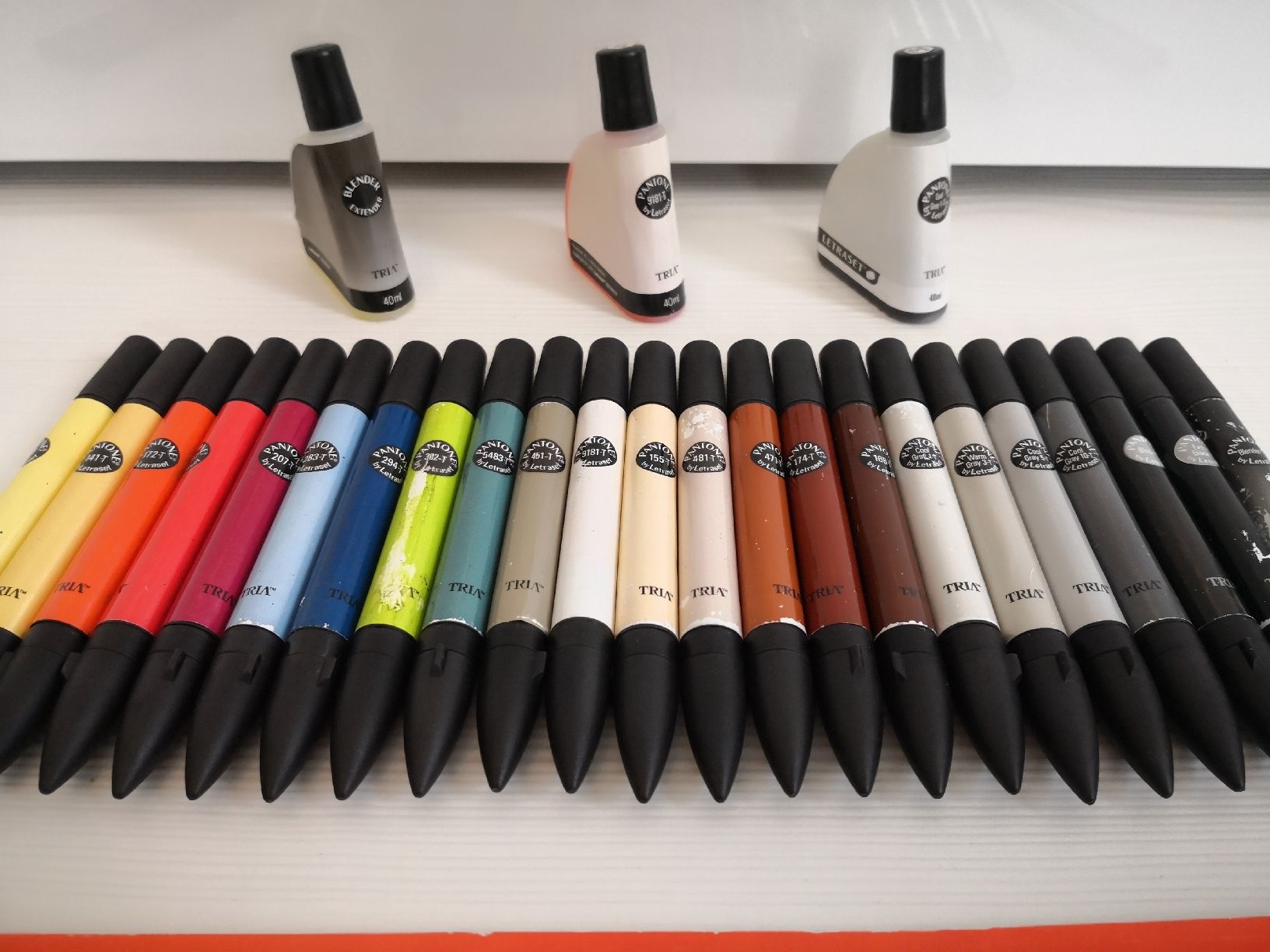 Farben: 33 STK: PANTONE-STIFTEN SET MIT ZEICHENBLOCK & CO. – Gebraucht aus Olten von Naja-Twins-Twins 4