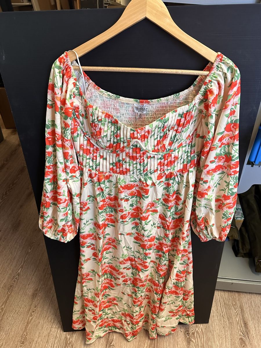 Robes: Kleid mit Blumenmuster Grösse 14 neu mit Etikett – Neuf avec emballage d'origine à Oberurnen par jasmin2fel