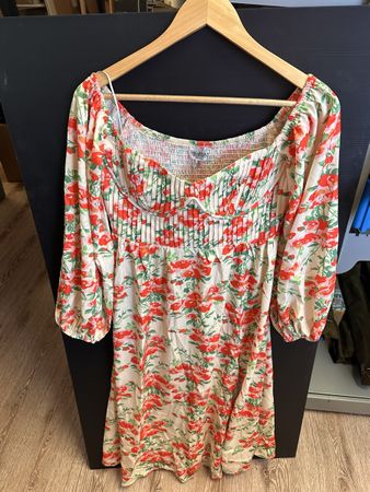 Kleid mit Blumenmuster Grösse 14 neu mit Etikett