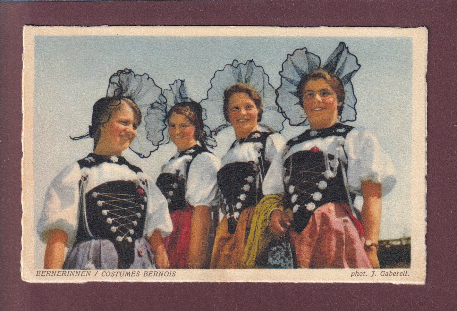 Cartoline postali: BERNER TRACHT - Frauen – Usato da Pully venduto da nicecards