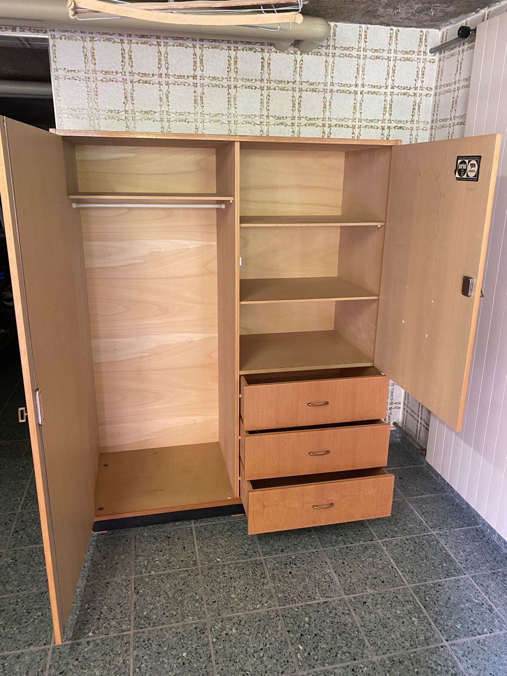 Schränke: Kleiderschrank – Gebraucht aus Küssnacht am Rigi von oile01 1