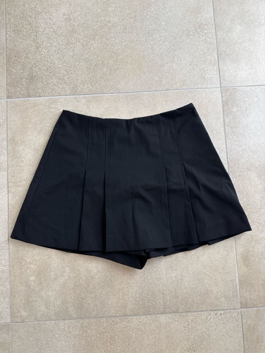 Zara Röcke: Black Pleated Mini Skort - Perfect for Summer Days! – Neu (gemäss Beschreibung) aus Eysins von con_9f9v