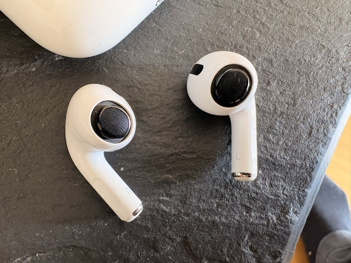 Apple Cuffie: Apple AirPods wireless earphones – Usato da Zürich venduto da AliZueri 3