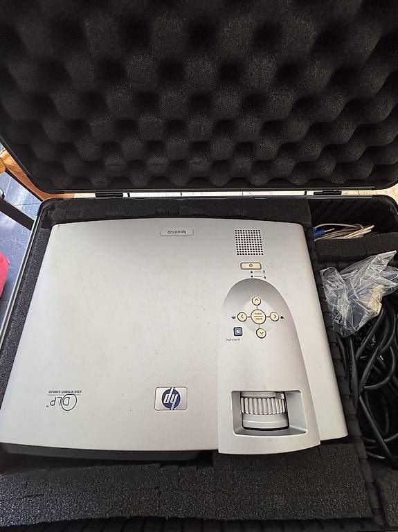 Proiettori: HP VP 6120 Projector with Full Set with Remote and Suitcase  – Usato da Melide venduto da cla_g5fs 1