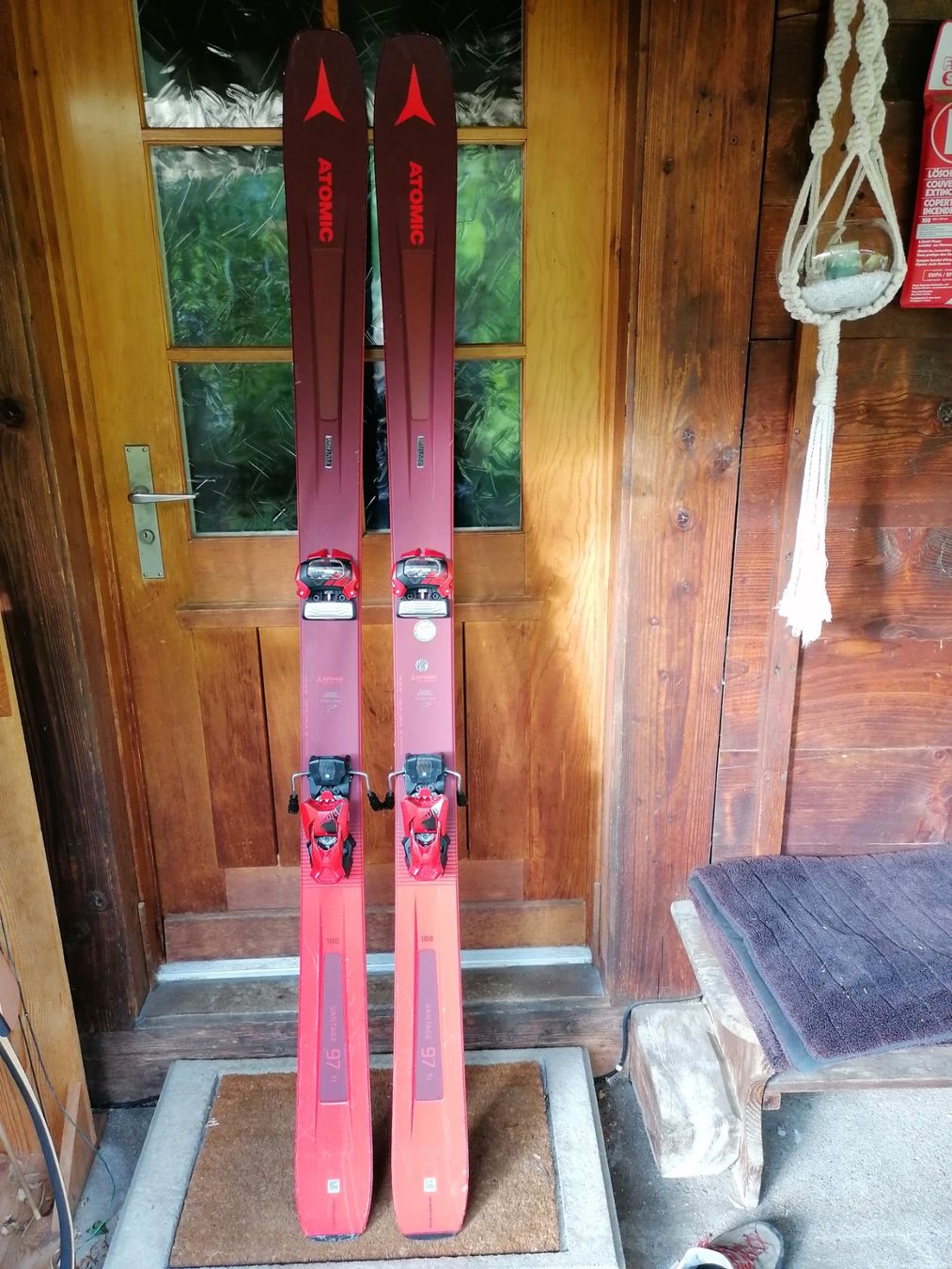 Atomic Skis: Ski inkl. Bindung – Gebraucht aus Spiez von LizzWyzz