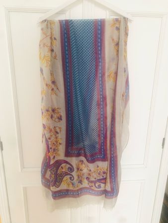 Transparentes Foulard Paisley Strand und Stadt