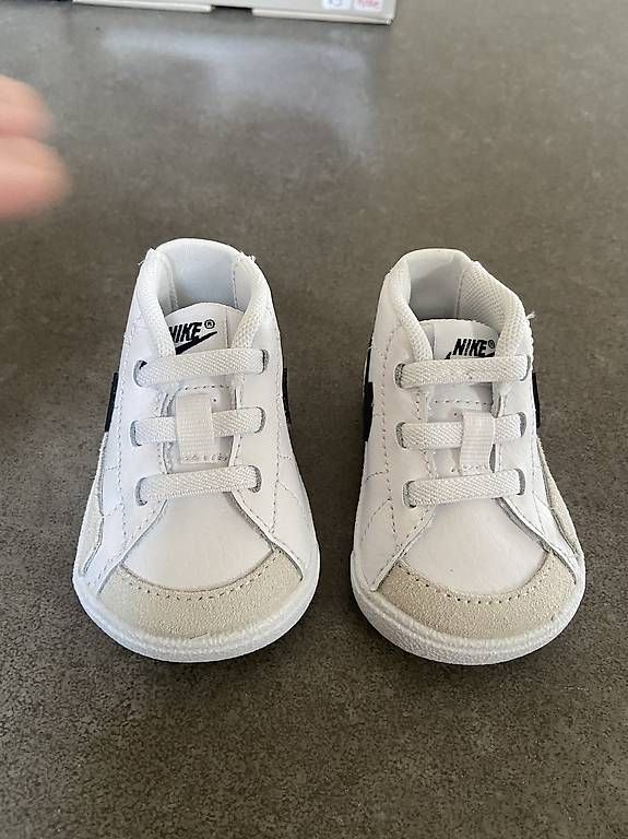 Scarpe per ragazzi: Nike bébé neuves  – Usato da St-Sulpice VD venduto da bor_wtr2 1