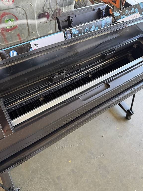 Stampanti: HP DesignJet T730 Plotter + 4 neue Patronen  – Usato da Starrkirch wil venduto da timson 1