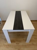 Schwarz-Weiß-Tisch