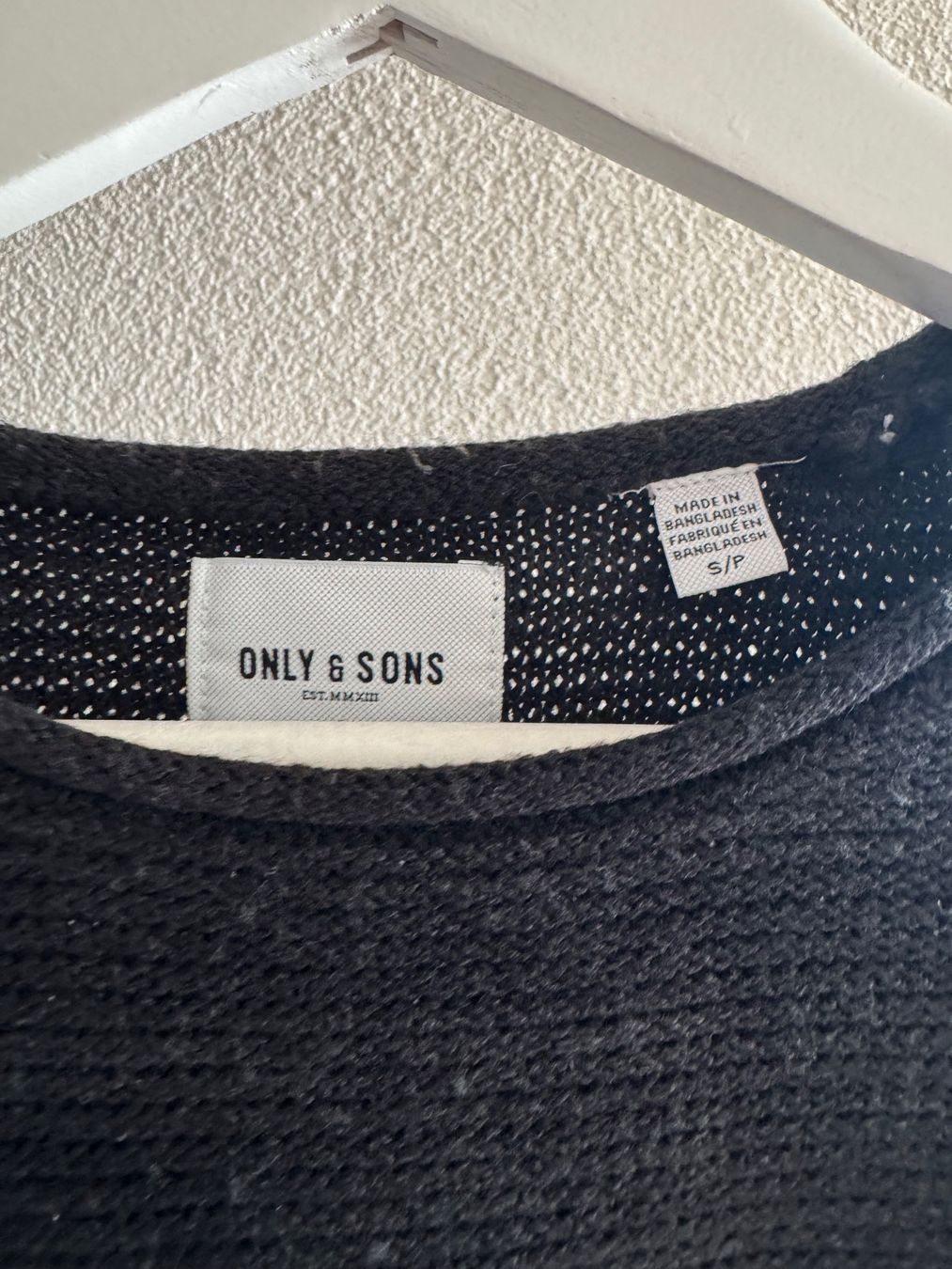 Pulls & Sweat-shirts: Schwarzer Strickpullover – D'occasion à Dübendorf par gru_v8px 1